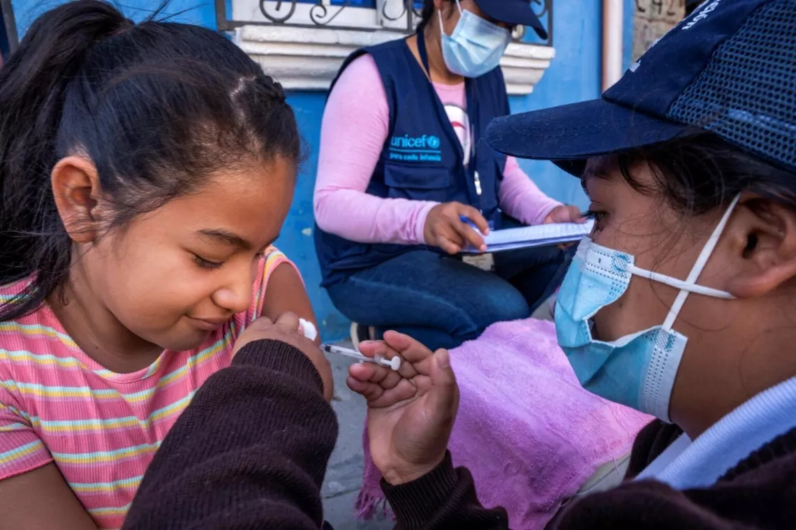 فتاة تبلغ من العمر 10 سنوات تتلقى لقاحات فيروس الورم الحليمي البشري والكزاز في مجتمع محلي قصي في غواتيمالا.